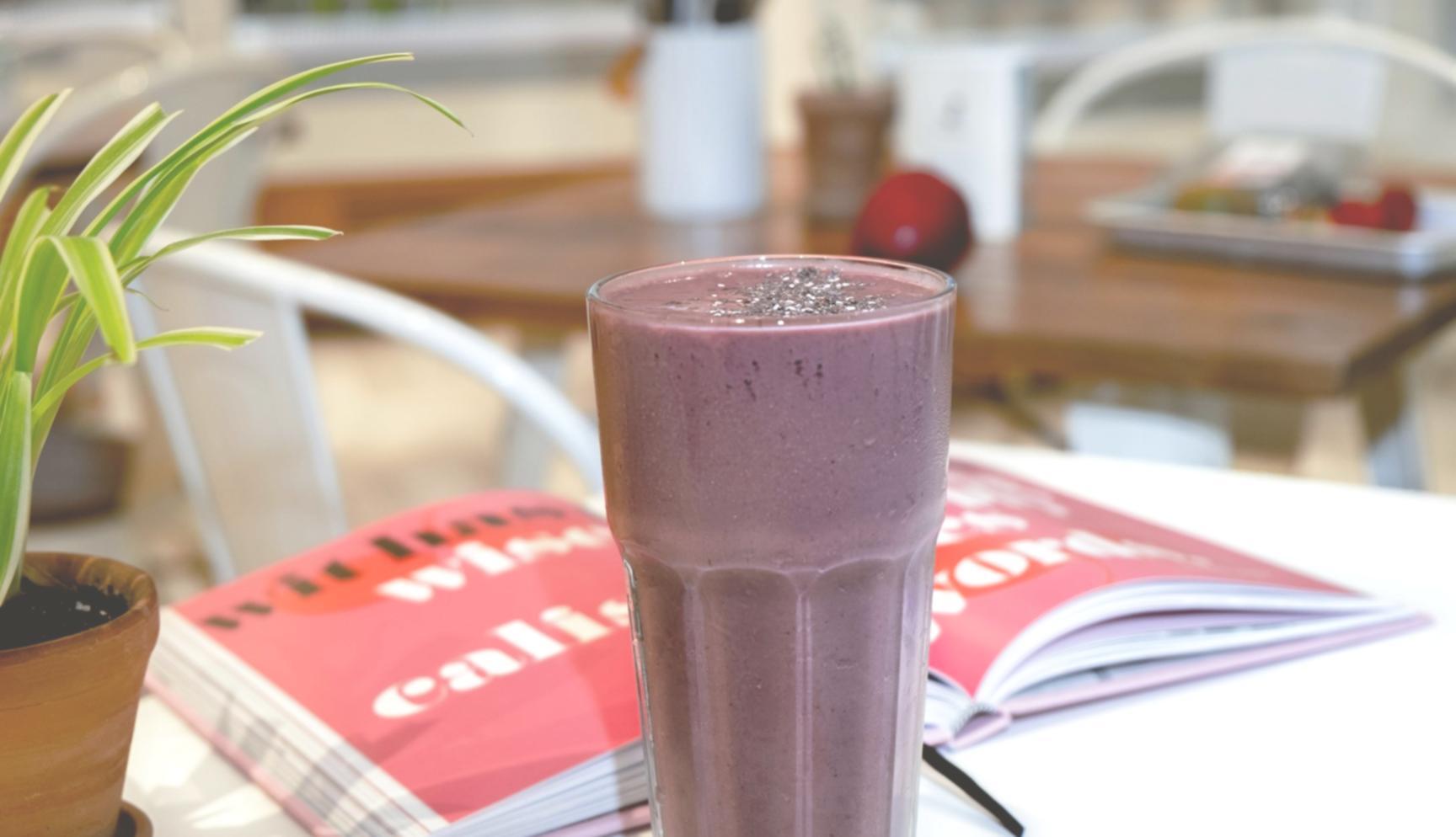 Persona preparando comida saludable en cocina moderna